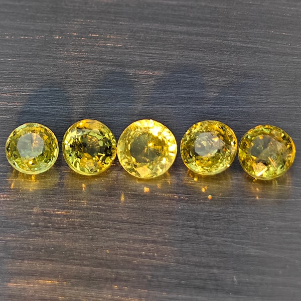 Natural Greenish Yellow Titanium Sphene Gemstones Rainbow Spark 1.24 Ct. 5 Pcs. Round Shape 3.5 Mm.: Product ID: 806509321 Product Name: Natural Sphene Weight: 1.24 CT. Size: 3.5 x 3.5 x 2.5 MM. Shape: Round Shape Color: Greenish Yellow Titanium Ranibow Spark Clarity:SI1 Luster: Good Gems Origin: Mad