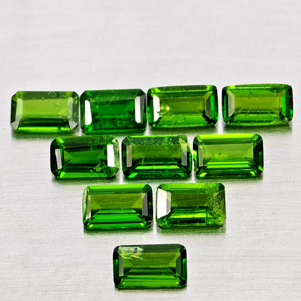 Natural Green Chrome Diopside Gemstones 2.76 Ct. 10 Pcs. Octagon Shape 5 x 3 Mm.: Product ID: 801608224 Product Name: Natural Chrome Diopside Weight: 2.76 CT. Size: 5 x 3 x 2 MM. Shape: Octagon Color: Green Clarity:SI1 Luster: Good Gems Origin: Russia Treatment: Unheated Crystal St