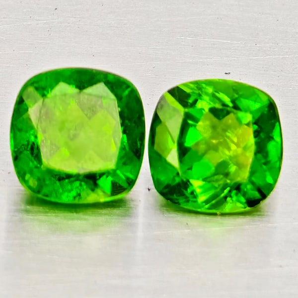 Natural Green Chrome Diopside Gemstones 1.23 Ct. 2 Pcs. Cushion Shape 5 Mm. (1 of 3)