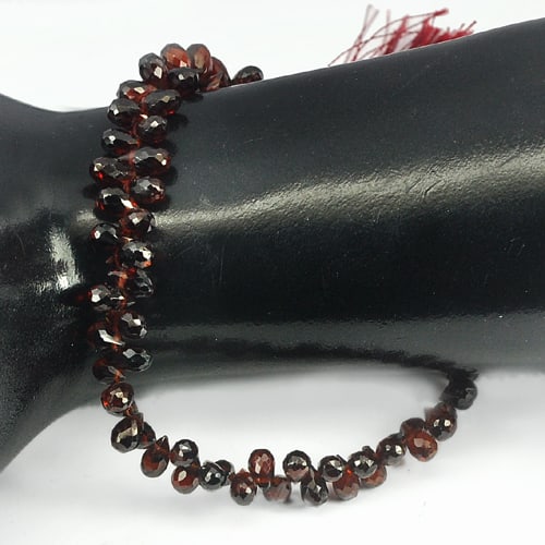 94.45 Ct. Briolette Natural Gemstones Red Garnet Beads Length 11 Inch: Product ID: 802918332 Product Name: Natural Garnet Weight: 94.45 CT. Size: 11 Inch / 6.5 x 3.6 x 3.6 MM. Shape: Briolette With Drilled Color: Red Clarity:VVS Luster: Good Gems Origin: Nigeria Treatmen