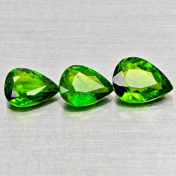 Natural Green Chrome Diopside Gemstones 1.08 Ct. 3 Pcs. Pear Shape 5.8 x 4.4 Mm.: Product ID: 801608094 Product Name: Natural Chrome Diopside Weight: 1.08 CT. Size: 5.8 x 4.4 x 2.6 to 5.4 x 4.1 x 2 MM. Shape: Pear Shape Color: Green Clarity:VSI - SI1 Luster: Good Gems Origin: Russi