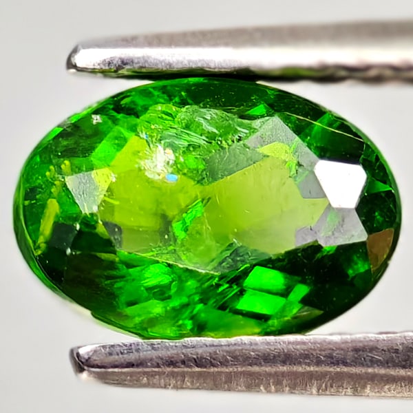 Natural Green Chrome Diopside Gemstones 1.01 Ct. Oval Shape 7.1 x 5 Mm.: Product ID: 801608125 Product Name: Natural Chrome Diopside Weight: 1.01 CT. Size: 7.1 x 5 x 3.7 MM. Shape: Oval Color: Green Clarity:VSI - SI1 Luster: Good Gems Origin: Russia Treatment: Unheated Cry