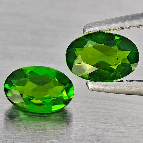 Natural Green Chrome Diopside Gemstones 0.81 Ct. 2 Pcs. Oval Shape 6 x 4 Mm.: Product ID: 801607907 Product Name: Natural Chrome Diopside Weight: 0.81 CT. Size: 6 x 4 x 2.4 MM. Shape: Oval Shape Color: Green Clarity:SI1 Luster: Good Gems Origin: Russia Treatment: Unheated Cryst