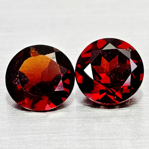 Natural Orangish Red Garnet Gemstones 1.07 Ct. 2 Pcs. Round Shape 5.1 Mm.: Product ID: 802936725 Product Name: Natural Red Garnet Weight: 1.07 CT. Size: 5.1 x 5.1 x 2.9 MM. Shape: Round Shape Color: Orangish Red Clarity:VSI - SI1 Luster: Good Gems Origin: Tanzania Treatment: