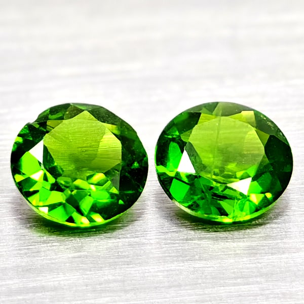 Natural Green Chrome Diopside Gemstones 0.86 Ct. 2 Pcs. Round Shape: Product ID: 801608035 Product Name: Natural Chrome Diopside Weight: 0.86 CT. Size: 5 x 5 x 2.4 MM. Shape: Round Color: Green Clarity:VSI - SI1 Luster: Very Good Gems Origin: Russia Treatment: Unheated