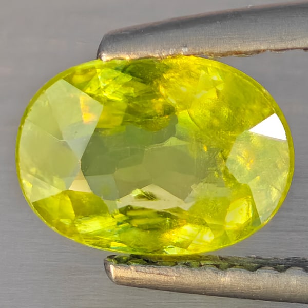 Natural Intense Green Sphene Gemstones With Rainbow Spark 1.44 Ct. Oval Shape 8.2 x 6.3 Mm.: Product ID: 806509155 Product Name: Natural Sphene Weight: 1.44 CT. Size: 8.2 x 6.3 x 3.5 MM. Shape: Oval Color: Intense Green Titanium With Rainbow Spark Clarity:SI1 Luster: Good Gems Origin: Madagas