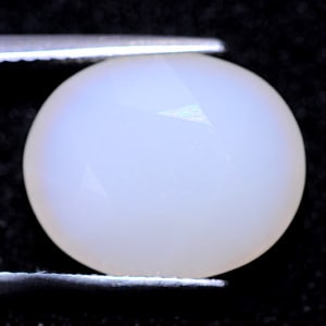 Natural White Opal Gemstones 5.64 Ct. Oval Shape 15.2 x 12.5 Mm. (1 of 3)