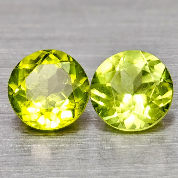 Natural Green Peridot Gemstones 1.37 Ct. 2 Pcs Round Shape 5.5 Mm.: Product ID: 805317124 Product Name: Natural Peridot Weight: 1.37 CT. Size: 5.5 x 5.5 x 3.3 MM. Shape: Round Color: Green Clarity:VSI Luster: Good Gems Origin: Pakistan Treatment: Unheated Crystal Stru