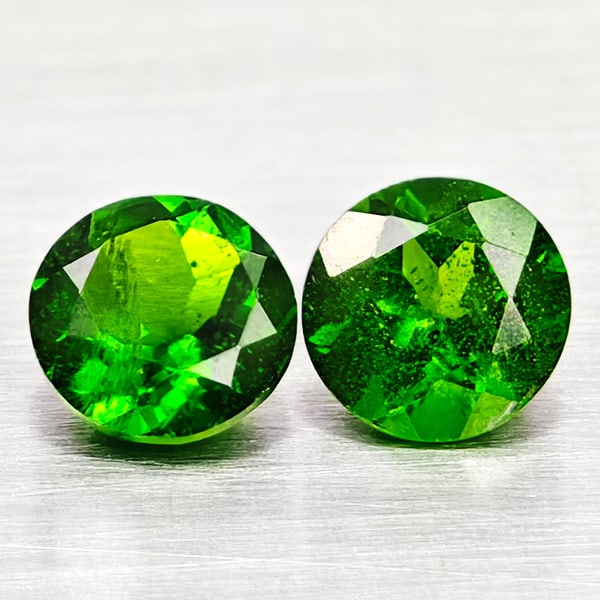 Natural Green Chrome Diopside Gemstones 0.96 Ct. 2 Pcs. Round Shape 4.9 Mm.: Product ID: 801608026 Product Name: Natural Chrome Diopside Weight: 0.96 CT. Size: 4.9 x 4.9 x 3.2 to 4.8 x 4.8 x 2.8 MM. Shape: Round Color: Green Clarity:VSI - SI1 Luster: Very Good Gems Origin: Rus