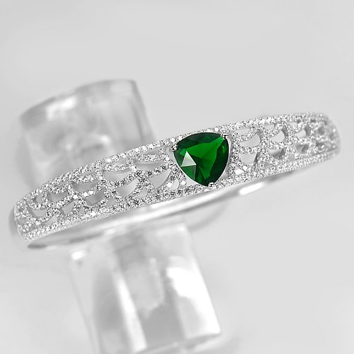 925 Sterling Silver 18.97 Grams Bangle Diameter 59 mm.Trilliant Shape Green CZ: Product ID: 280550006 Product Type: 925 Sterling Silver Fine Jewelry Jewelry Weight: 18.97 Grams. Gemstones Color: Silver Metal: Solid Silver 92.5%. Gemstone Detail: Average Range 18.97 - 19.13 Gram P