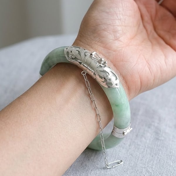Natural Multi Color Green Jade 301.81 Ct. Bangle Round Diameter 55 Mm.With Silver: Product ID: 819813981 Product Name: Natural Jade Weight: 301.81 CT. Size: 70 x 55 x 13 MM. Shape: Round Color: Green Clarity:Opaque Luster: Good Gems Origin: Thailand Treatment: Unheated Crystal Struc