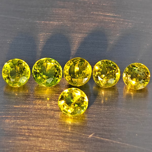 Natural Greenish Yellow Titanium Sphene Gemstones Rainbow Spark 1.80 Ct. 6 Pcs Round Shape 3.9 Mm.: Product ID: 806509324 Product Name: Natural Sphene Weight: 1.80 CT. Size: 3.9 x 3.9 x 2.7 MM. Shape: Round Shape Color: Greenish Yellow Titanium Ranibow Spark Clarity:SI1 Luster: Good Gems Origin: Mad