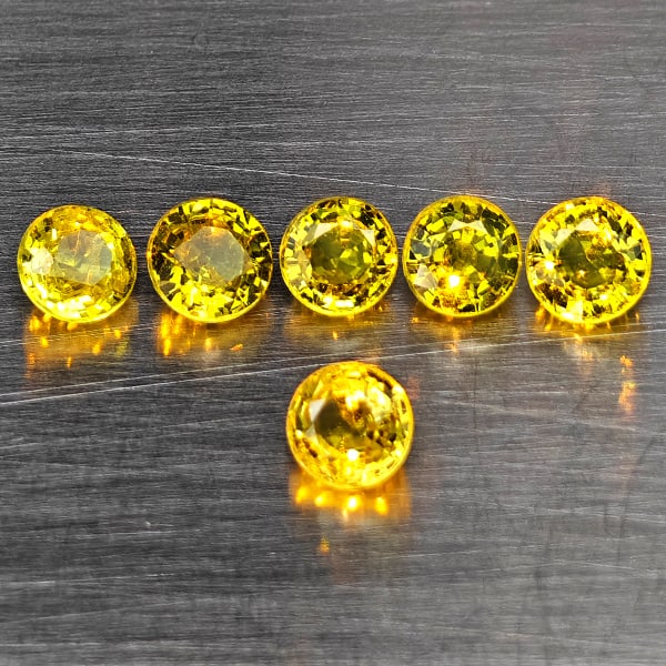 Natural Greenish Yellow Titanium Sphene Gemstones Rainbow Spark 1.86 Ct. 6 Pcs. Round Shape 3.9 Mm.: Product ID: 806509438 Product Name: Natural Sphene Weight: 1.86 CT. Size: 3.9 x 3.9 x 2.8 MM. Shape: Round Shape Color: Greenish Yellow Titanium Rainbow Spark Clarity:SI1 Luster: Good Gems Origin: Mad