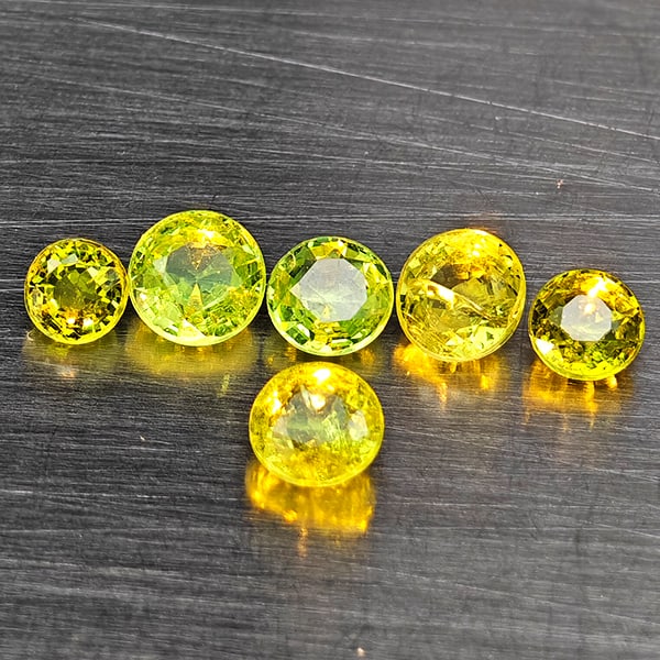 Natural Greenish Yellow Titanium Sphene Gemstones Rainbow Spark 1.26 Ct. 6 Pcs. Round Shape 3.8 Mm.: Product ID: 806509437 Product Name: Natural Sphene Weight: 1.26 CT. Size: 3.8 x 3.8 x 2.5 MM. Shape: Round Shape Color: Greenish Yellow Titanium Rainbow Spark Clarity:SI1 Luster: Good Gems Origin: Mad