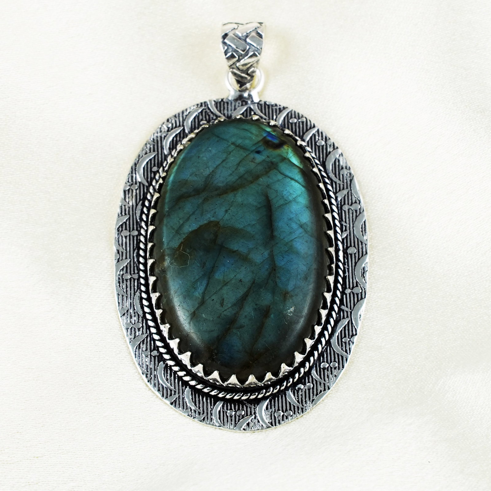 Natural Labradorite Sterling Silver Plated Handmade Pendant: Product ID: 260401135115 Product - Handmade Silver Plated Pendant Metal - 92.5 Sterling Silver Plated Pendant Size - 5x3.5 CM Gemstone - Labardorite Gemstone Origin - Canada Gemstone Shape - Oval Pend