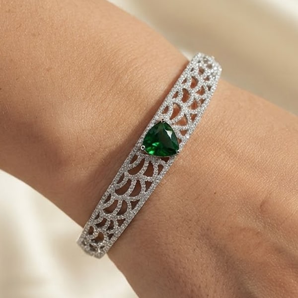 925 Sterling Silver 18.97 Grams Bangle Diameter 59 mm.Trilliant Shape Green CZ: Product ID: 280550006 Product Type: 925 Sterling Silver Fine Jewelry Jewelry Weight: 18.97 Grams. Gemstones Color: Silver Metal: Solid Silver 92.5%. Gemstone Detail: Average Range 18.97 - 19.13 Gram P