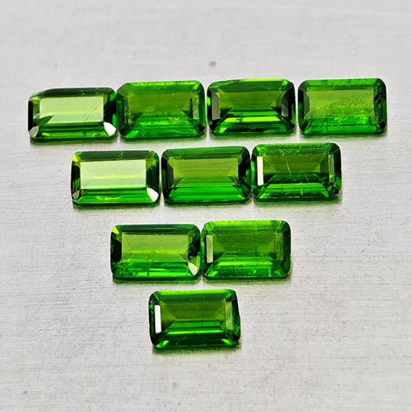 Natural Green Chrome Diopside Gemstones 2.31 Ct.10 Pcs Octagon Shape 5.3 x 3 Mm.: Product ID: 801608255 Product Name: Natural Chrome Diopside Weight: 2.31 CT. Size: 5.3 x 3 x 1.8 MM. Shape: Octagon Color: Green Clarity:SI1 Luster: Good Gems Origin: Russia Treatment: Unheated Crysta