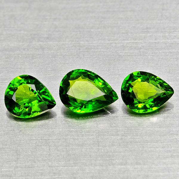 Natural Green Chrome Diopside Gemstones 0.79 Ct. 3 Pcs Pear Shape 4.5 x 3.6 Mm.: Product ID: 801608100 Product Name: Natural Chrome Diopside Weight: 0.79 CT. Size: 4.5 x 3.6 x 2.2 to 5.1 x 3.8 x 2.2 MM. Shape: Pear Shape Color: Green Clarity:VSI - SI1 Luster: Good Gems Origin: Rus