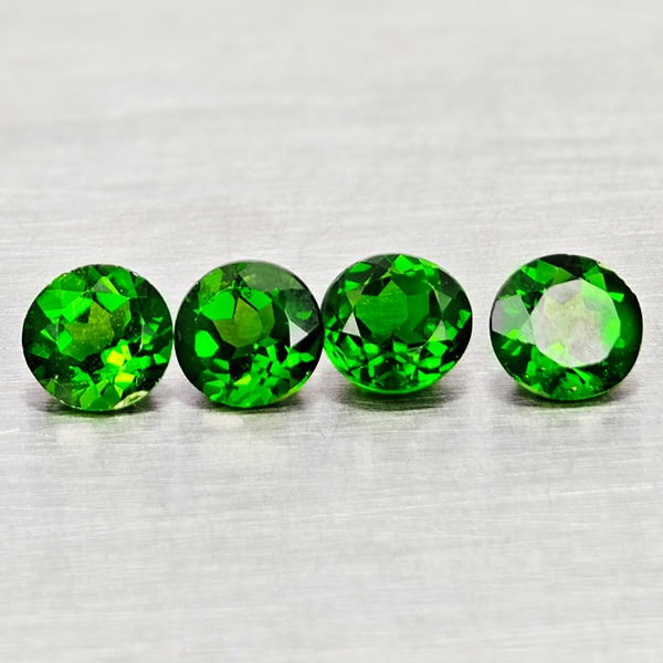 Natural Green Chrome Diopside Gemstones 1.16 Ct. 4 Pcs. Round Shape 4.5 Mm.: Product ID: 801608083 Product Name: Natural Chrome Diopside Weight: 1.34 CT. Size: 4.5 x 4.5 x 2.9 MM. Shape: Round Shape Color: Green Clarity:VSI - SI1 Luster: Good Gems Origin: Russia Treatment: Unh