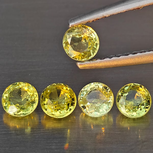Natural Greenish Yellow Titanium Sphene Gemstones Rainbow Spark 1.45 Ct. 5 Pcs. Round Shape 4 Mm.: Product ID: 806509449 Product Name: Natural Sphene Weight: 1.45 CT. Size: 4 x 4 x 2.3 MM. Shape: Round Color: Greenish Yellow Titanium Rainbow Spark Clarity:SI1 Luster: Good Gems Origin: Madagascar Tr