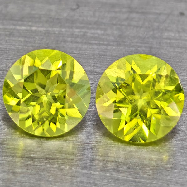 Natural Green Peridot Gemstones 1.36 Ct. 2 Pcs. Round Shape 5.3 Mm.: Product ID: 805317688 Product Name: Natural Weight: 1.36 CT. Size: 5.3 x 5.3 x 3 MM. Shape: Round Shape Color: Green Clarity:VSI Luster: Good Gems Origin: Pakistan Treatment: Unheated Crystal Structur