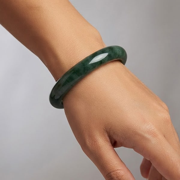 Natural Green Jade Gemstones Bangle 280.71 Ct. Diameter 55 Mm.: Product ID: 819816034 Product Name: Natural Gemstones Weight: 280.71 CT. Size: 70 x 55 x 11.2 MM. Shape: Round Color: Multi-Color Clarity:Opaque Luster: Good Gems Origin: Thailand Treatment: Unheated 