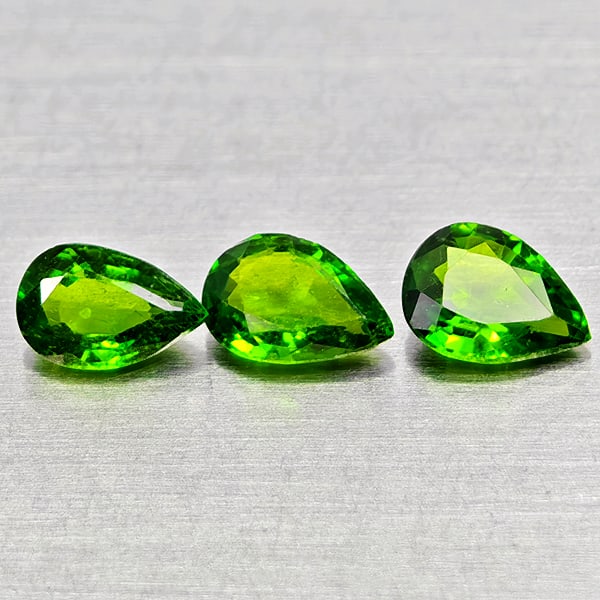 Natural Green Chrome Diopside Gemstones 0.77 Ct. 3 Pcs. Pear Shape 5.3 x 3.6 Mm.: Product ID: 801608096 Product Name: Natural Chrome Diopside Weight: 0.77 CT. Size: 5.3 x 3.6 x 1.9 MM. Shape: Pear Shape Color: Green Clarity:VSI - SI1 Luster: Good Gems Origin: Russia Treatment: Unhe