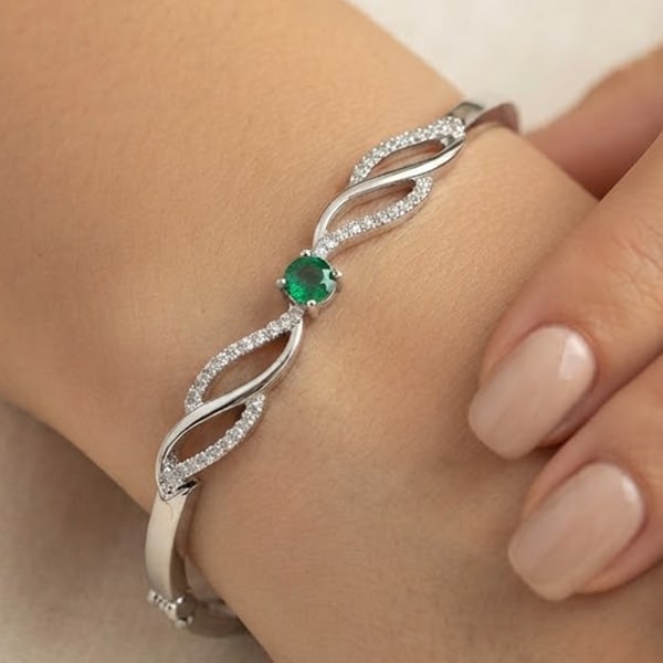 925 Sterling Silver Bangle Jewelry 8.44 Grams Diameter 54 Mm.: Product ID: 280550100 Product Type: 925 Sterling Silver Fine Jewelry Jewelry Weight: 8.44 Grams. Gemstones Color: Silver Metal: Solid Silver 92.5%. Gemstone Detail: Average Range 8.44 - 9.31 Gram Per 