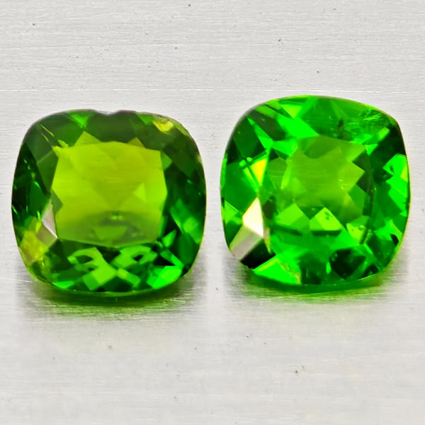 Natural Green Chrome Diopside Gemstones 0.89 Ct. 2 Pcs. Cushion Shape 4.8 Mm.: Product ID: 801608292 Product Name: Natural Chrome Diopside Weight: 0.89 CT. Size: 4.8 x 4.8 x 2.5 MM. Shape: Cushion Shape Color: Green Clarity:SI1 Luster: Good Gems Origin: Russia Treatment: Unheate