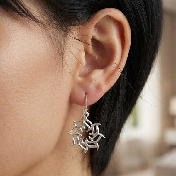925 Sterling Silver Earring Jewelry Dangle Beautiful Design 3.87 Grams: Product ID: 280320031 Product Type: 925 Sterling Silver Fine Jewelry Jewelry Weight: 3.87 Grams. Gemstones Color: Silver Metal: Solid Silver 92.5%. Gemstone Detail: Average Range 3.84 - 4.08 Grams Per
