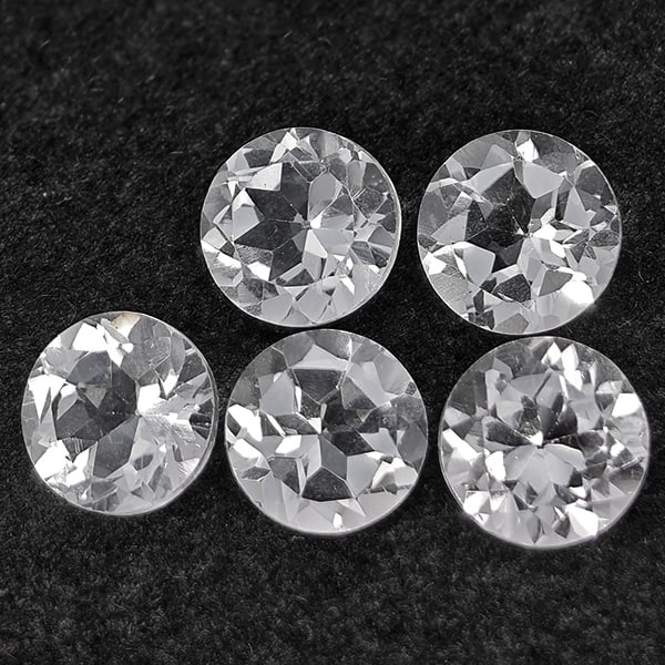 Natural White Topaz Gemstones 5.20 Ct. 5 Pcs Round Shape 6.1 Mm.: Product ID: 807168788 Product Name: Natural Topaz Weight: 5.20 CT. Size: 6.1 x 6.1 x 4 MM. Shape: Round Color: White Clarity:VSI Luster: Good Gems Origin: Brazil Treatment: Unheated Crystal Structure: