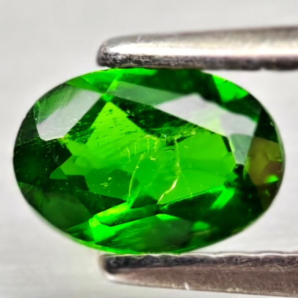 Natural Green Chrome Diopside Gemstones 0.43 Ct. Oval Shape 6 x 4.2 Mm.: Product ID: 801608186 Product Name: Natural Chrome Diopside Weight: 0.43 CT. Size: 6 x 4.2 x 2.3 MM. Shape: Oval Color: Green Clarity:VSI - SI1 Luster: Good Gems Origin: Russia Treatment: Unheated Cry