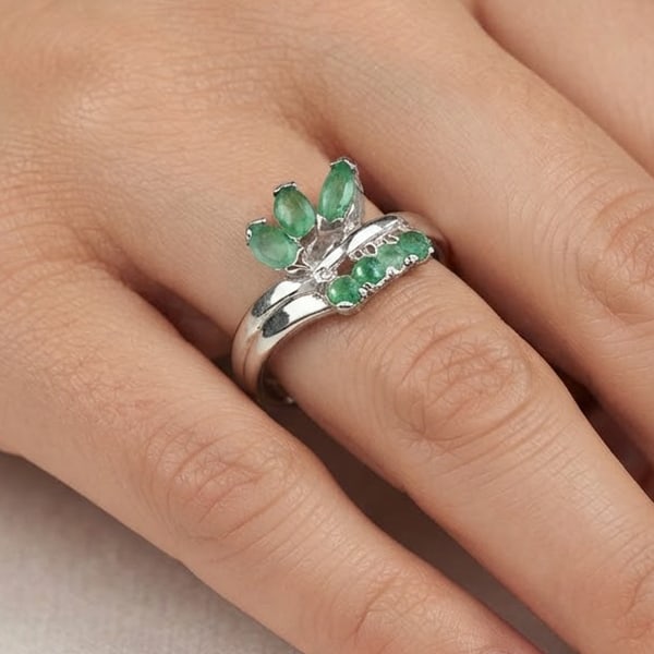 Natural Green Emerald Gemstones 925 Sterling Silver 1.83 Grams Ring Size 7: Product ID: 200106012 Product Type: 925 Sterling Silver Fine Jewelry Jewelry Weight: 1.83 Grams. Ring Size: 7 Resizable(Fee) Gemstones Color: Green Metal: Solid Silver 92.5%. Gemstone Detail: Marquise