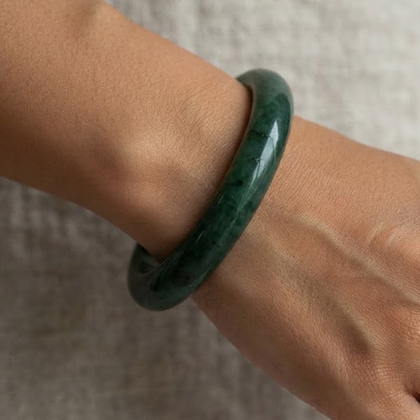 Natural Green Jade Gemstones Bangle 348.04 Ct. Diameter 55 Mm.: Product ID: 819816053 Product Name: Natural Gemstones Weight: 348.04 CT. Size: 70 x 55 x 14.5 MM. Shape: Round Color: Multi-Color Clarity:Opaque Luster: Good Gems Origin: Thailand Treatment: Unheated 