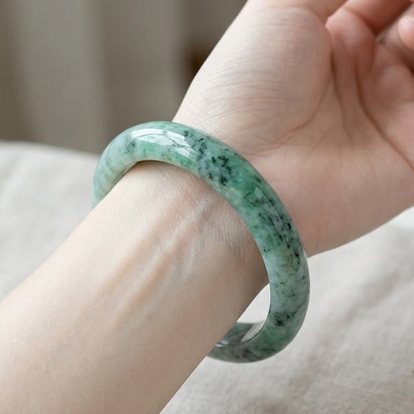 Natural Green Jade Gemstones Bangle 418.34 Ct. Diameter 63 Mm.: Product ID: 819811347 Product Name: Natural Jade Weight: 418.34 CT. Size: 80 / 63 / 17 MM. Shape: Round Color: Green Clarity:Opaque Luster: Good Gems Origin: Thailand Treatment: Unheated Crystal Struc