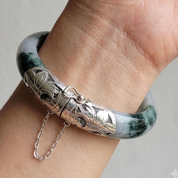 Natural Multi Color Jade Gemstones Bangle 313.56 Ct. Diameter 58 Mm. With Silver Jewelry: Product ID: 818102588 Product Name: Natural Gemstones Weight: 313.56 CT. Size: 72 x 58 x 8 MM. Shape: None Color: Green White Clarity:Opaque Luster: Good Gems Origin: Burma Treatment: Unheated Crystal