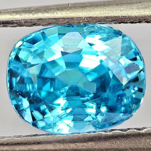 Natural Blue Zircon Gemstones 2.46 Ct. Oval Shape 7.5 x 5.9 Mm. (1 of 3)