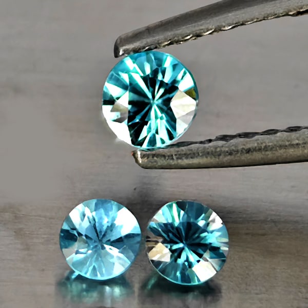 Natural Blue Topaz Gemstones 1.50 Ct. 3 Pcs. Round Shape and Mixed Size: Product ID: 807169125 Product Name: Natural Blue Topaz Weight: 1.50 CT. Size: 3.9 x 3.9 x 2.7 to 3.2 x 3.2 x 2.3 MM. Shape: Round Shape Color: Blue Clarity:VSI - SI1 Luster: Good Gems Origin: Brazil T