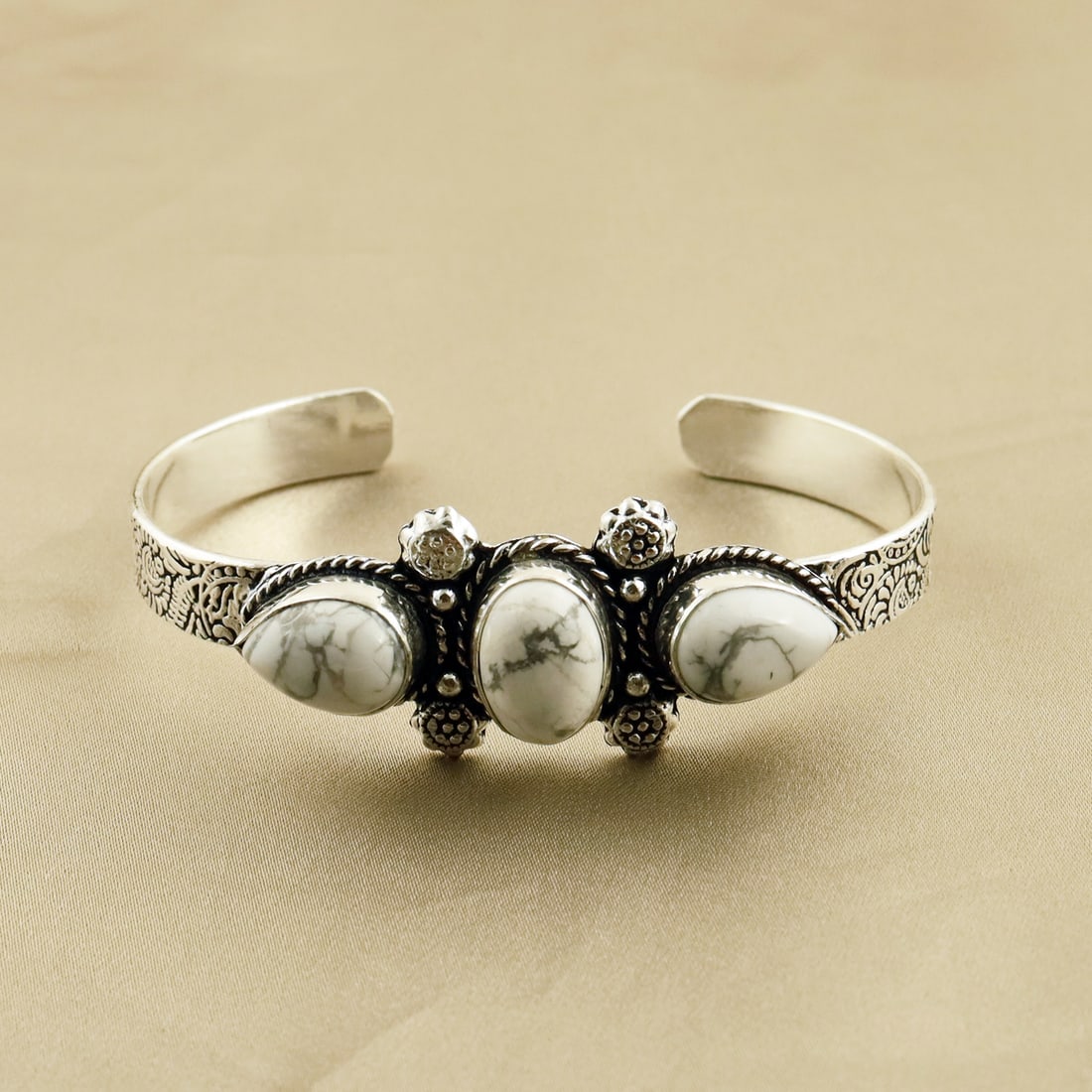 Natural Howlite Sterling Silver Plated Handmade Cuff Bangle: Product ID: 260807165411 Product - Handmade Silver Plated Cuff Bangle Metal - 92.5 Sterling Silver Plated Bangle Size - 7x5 CM (Adjustable) Gemstone - Howlite Gemstone Origin - Canada Gemstone Size - 