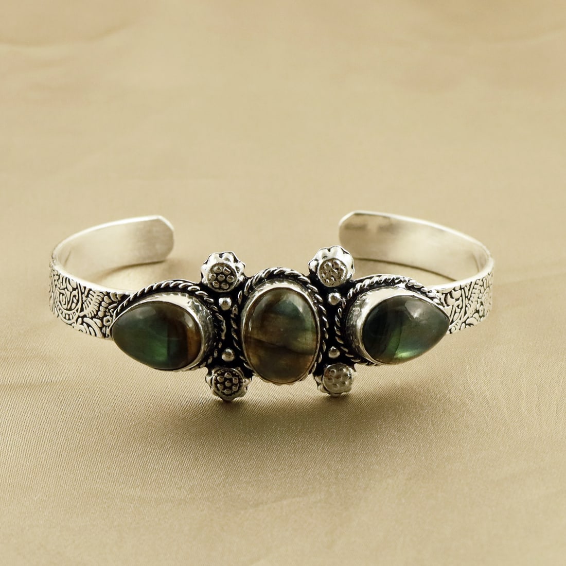 Natural Labradorite Sterling Silver Plated Handmade Cuff Bangle: Product ID: 260807165527 Product - Handmade Silver Plated Cuff Bangle Metal - 92.5 Sterling Silver Plated Bangle Size - 7x5 CM (Adjustable) Gemstone - Labradorite Gemstone Origin - Canada Gemstone Siz