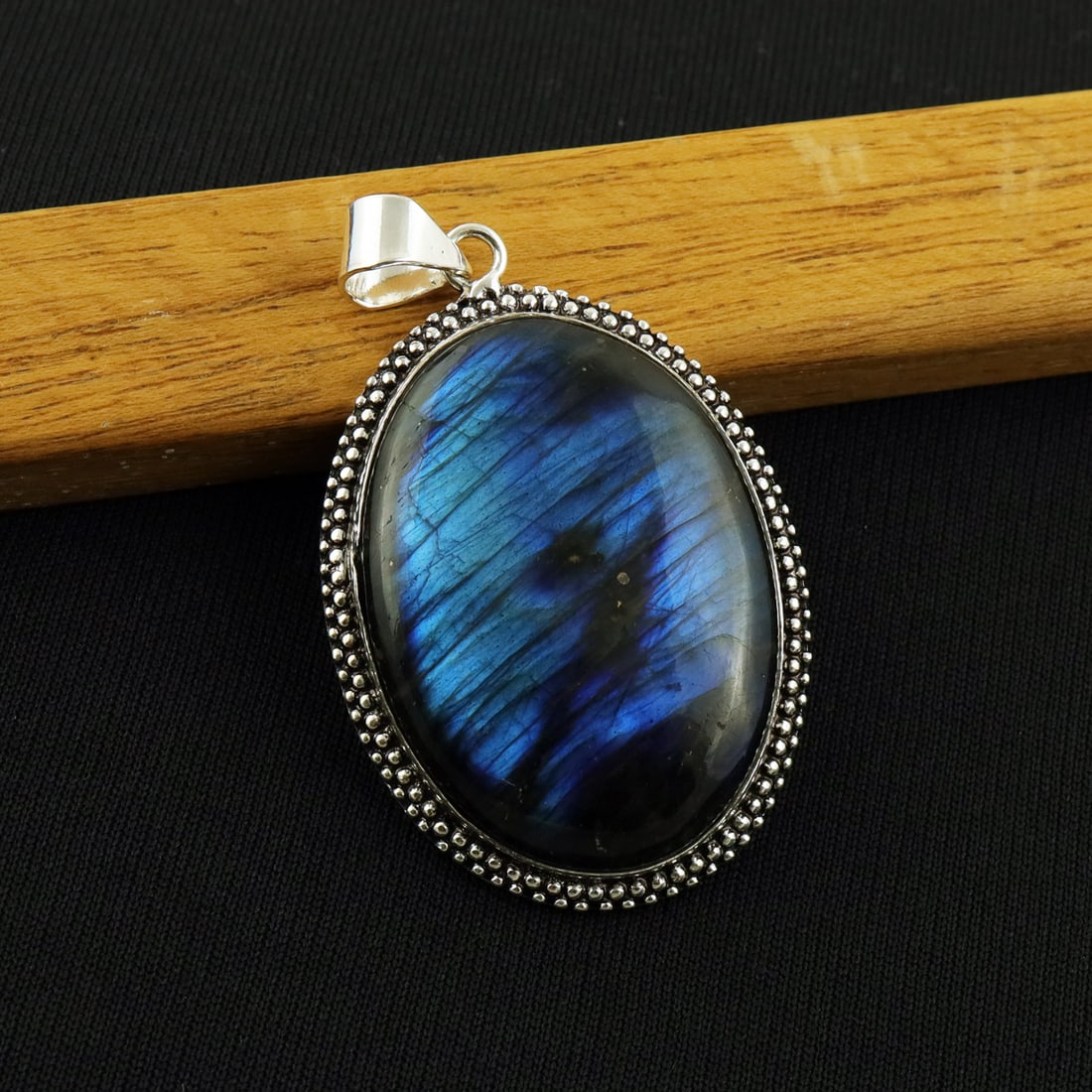 Natural Labradorite Sterling Silver Plated Handmade Pendant: Product ID: 260818143434 Product - Handmade Silver Plated Pendant Metal - 92.5 Sterling Silver Plated Gemstone - Labradorite Gemstone Origin - Canada Gemstone Shape - Oval Gemstone Size - 4.5X3 CM Pen