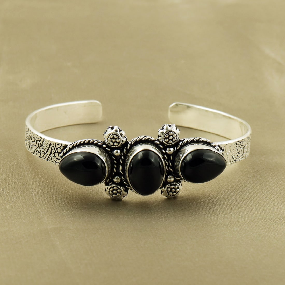 Natural Black Onyx Sterling Silver Plated Handmade Cuff Bangle: Product ID: 260811174417 Product - Handmade Silver Plated Cuff Bangle Metal - 92.5 Sterling Silver Plated Bangle Size - 7x4.5 CM (Adjustable) Gemstone - Black Onyx Gemstone Origin - India Gemstone Siz