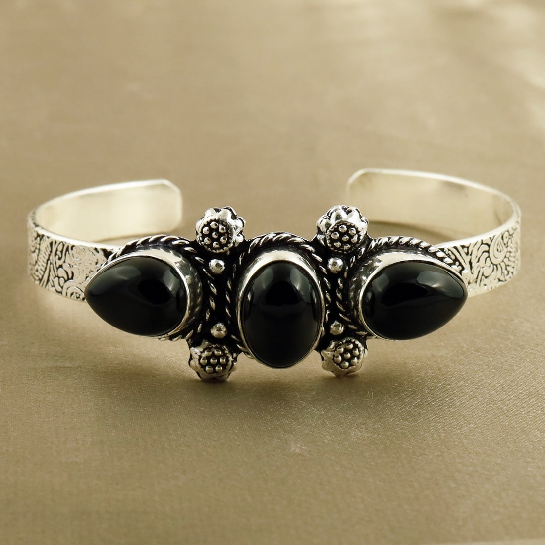 Natural Black Onyx Sterling Silver Plated Handmade Cuff Bangle: Product ID: 260807164502 Product - Handmade Silver Plated Cuff Bangle Metal - 92.5 Sterling Silver Plated Bangle Size - 7x5 CM (Adjustable) Gemstone - Black Onyx Gemstone Origin - India Gemstone Size 