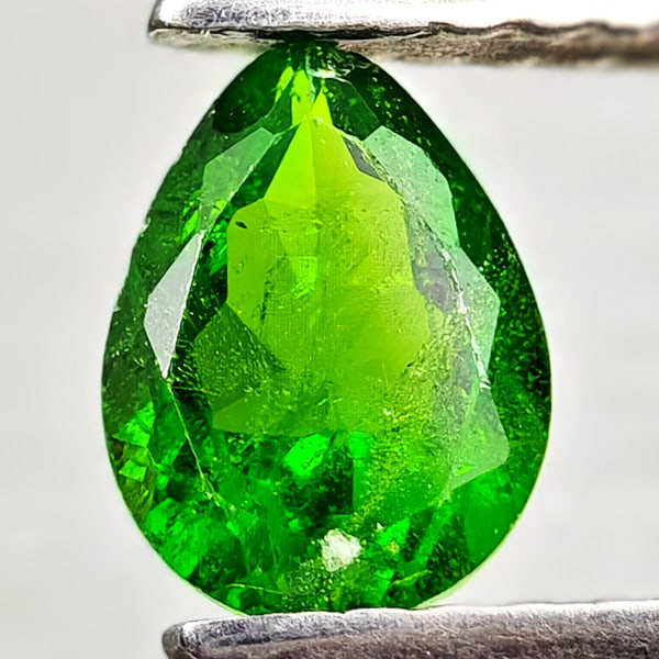 Natural Green Chrome Diopside Gemstones 0.70 Ct. Pear Shape 6.7 x 5 Mm.: Product ID: 801608177 Product Name: Natural Chrome Diopside Weight: 0.70 CT. Size: 6.7 x 5 x 3 MM. Shape: Pear Shape Color: Green Clarity:VSI - SI1 Luster: Good Gems Origin: Russia Treatment: Unheated