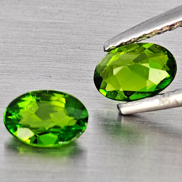 Natural Green Chrome Diopside Gemstones 0.77 Ct. 2 Pcs Oval Shape 6 x 4.2 Mm.: Product ID: 801607906 Product Name: Natural Chrome Diopside Weight: 0.77 CT. Size: 6 x 4.2 x 2.4 MM. Shape: Oval Shape Color: Green Clarity:SI1 Luster: Good Gems Origin: Russia Treatment: Unheated Cry