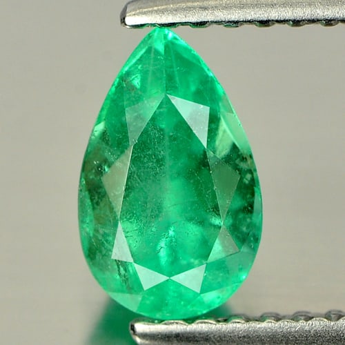 Natural Green Emerald Gemstones 0.79 Ct. Pear Shape 7.7 x 4.8 Mm. (1 of 3)