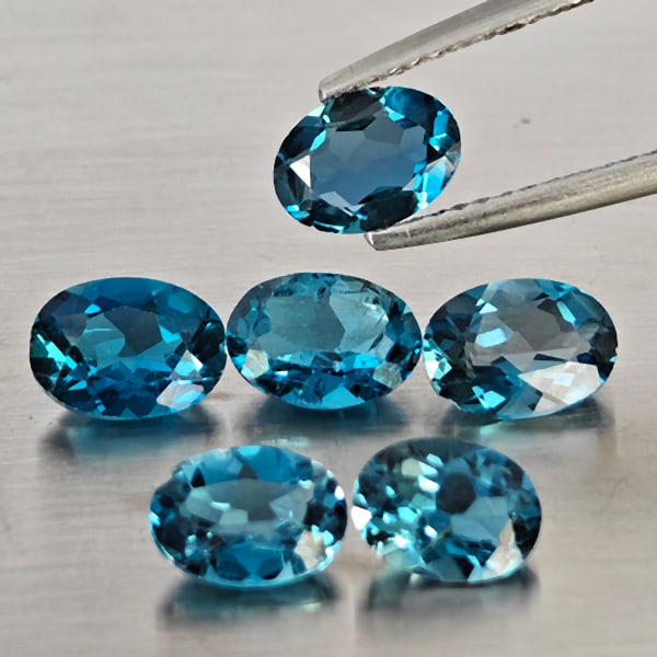 Natural London Blue Topaz Gemstones 5.28 Ct. 6 Pcs. Oval Shape and Mixed Size: Product ID: 807169113 Product Name: Natural Blue Topaz Weight: 5.28 CT. Size: 7.2 x 5.2 x 3.5 to 7 x 5.2 x 3.1 MM. Shape: Oval Shape Color: London Blue Clarity:VSI - SI1 Luster: Good Gems Origin: Braz