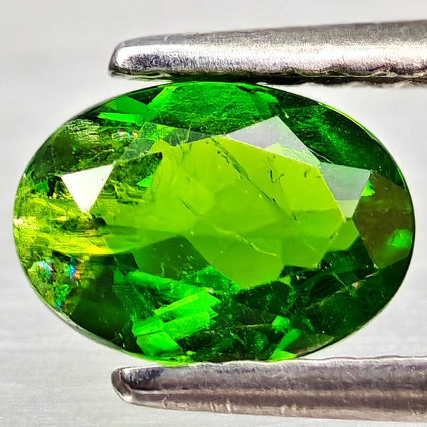 Natural Green Chrome Diopside Gemstones 0.89 Ct. Oval Shape 7.1 x 5.1 Mm.: Product ID: 801608175 Product Name: Natural Chrome Diopside Weight: 0.89 CT. Size: 7.1 x 5.1 x 3.2 MM. Shape: Oval Color: Green Clarity:VSI - SI1 Luster: Good Gems Origin: Russia Treatment: Unheated C