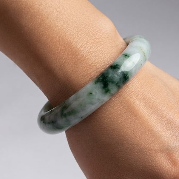 Natural Green Jade Gemstones 372.22 Ct. Bangle Round Cabochon Diameter 58 mm.: Product ID: 819813543 Product Name: Natural Jade Weight: 372.22 CT. Size: 74 x 58 x 16 MM. Shape: Round Color: Green Clarity:Opaque Luster: Good Gems Origin: Thailand Treatment: Unheated Crystal Struc