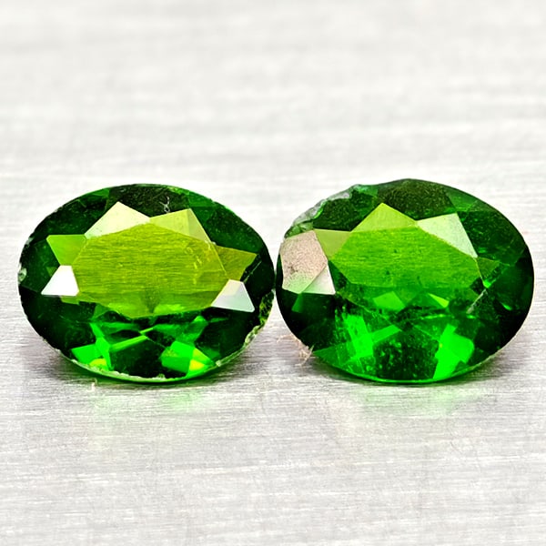 Natural Green Chrome Diopside Gemstones 1.07 Ct. 2 Pcs. Oval Shape 6 x 5 Mm.: Product ID: 801608049 Product Name: Natural Chrome Diopside Weight: 1.07 CT. Size: 6 x 5 x 2.6 MM. Shape: Oval Shape Color: Green Clarity:VSI - SI1 Luster: Good Gems Origin: Russia Treatment: Unheated